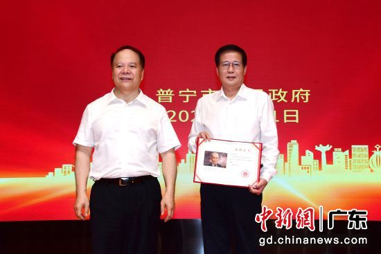 捐赠仪式。受访者 供图 捐赠仪式。受访者 供图