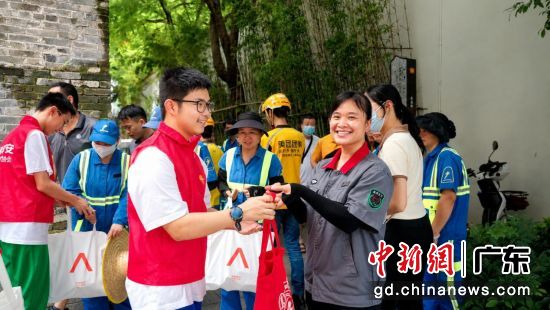 两名刚完成中考的学生加入志愿队伍。通讯员 供图 两名刚完成中考的学生加入志愿队伍。通讯员 供图