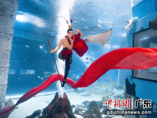 水下大秀《大圣闹海》演出。主办方 供图 水下大秀《大圣闹海》演出。主办方 供图