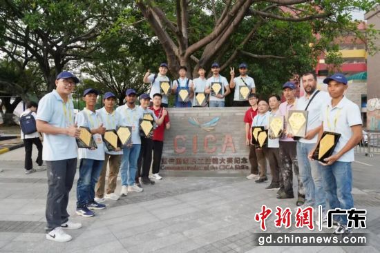 中外八名选手合力砌筑印有“CICA”标识的墙体。广州城建学校供图 中外八名选手合力砌筑印有“CICA”标识的墙体。广州城建学校供图
