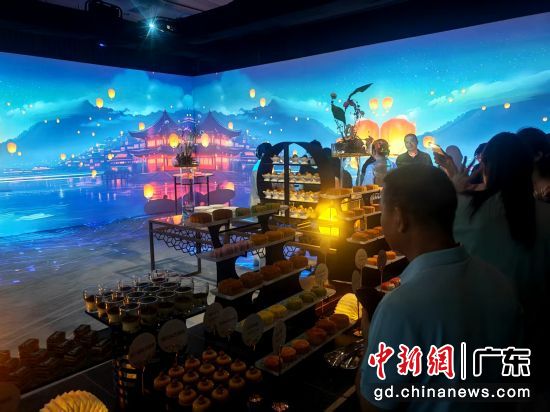 白云国际会议中心及白云国际会堂(简称“白云国际”)8日晚举办“皓月满盈 岭南臻礼”品鉴推介活动,现场打造以光影艺术绘画仲夏荷影与中秋月色交融的岭南意趣。潘俊林 摄 白云国际会议中心及白云国际会堂(简称“白云国际”)8日晚举办“皓月满盈 岭南臻礼”品鉴推介活动,现场打造以光影艺术绘画仲夏荷影与中秋月色交融的岭南意趣。潘俊林 摄