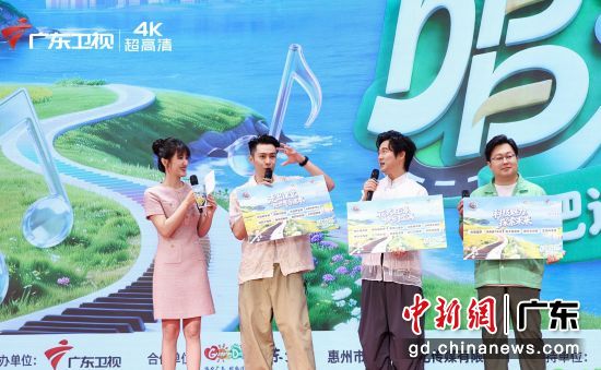 周柏豪(左2)等音乐人现场进行分享。广东卫视 供图 周柏豪(左2)等音乐人现场进行分享。广东卫视 供图