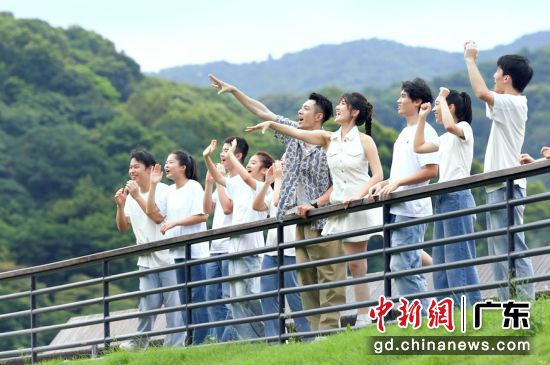 全新歌文旅微综艺《把这里唱给你听·唱游记》剧照。广东卫视 供图 全新歌文旅微综艺《把这里唱给你听·唱游记》剧照。广东卫视 供图