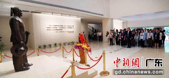 粤台师生在孙中山铜像前举行拜谒仪式并敬献花篮。孙中山基金会 供图 粤台师生在孙中山铜像前举行拜谒仪式并敬献花篮。孙中山基金会 供图
