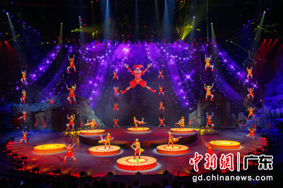 全新升级的《长隆秀》开启小丑狂欢派对限定专场。横琴长隆 供图 全新升级的《长隆秀》开启小丑狂欢派对限定专场。横琴长隆 供图