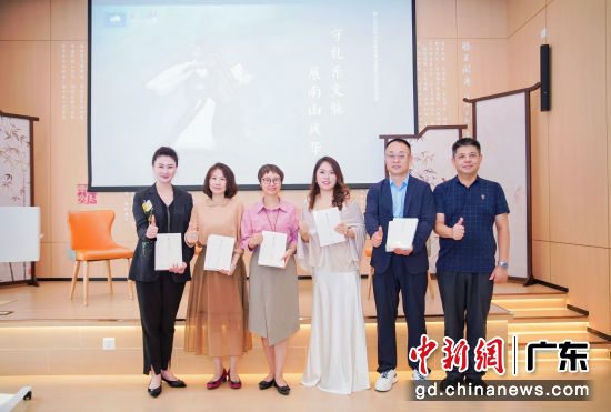赠书。主办方供图 赠书。主办方供图