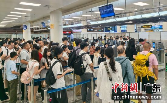 大批赴香港游玩的内地居民挤满福田口岸出境大厅智能快捷通道区域。黄俊生 摄 大批赴香港游玩的内地居民挤满福田口岸出境大厅智能快捷通道区域。黄俊生 摄