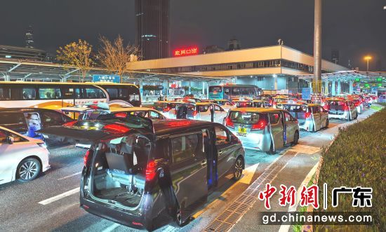 凌晨时段大批港澳市民、外籍人士和出游返程的内地居民乘坐粤港两地牌小(客)车经皇岗口岸入境。皇岗边检站供图 凌晨时段大批港澳市民、外籍人士和出游返程的内地居民乘坐粤港两地牌小(客)车经皇岗口岸入境。皇岗边检站供图
