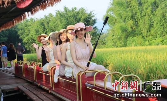 图为拍摄现场。 李晓彤 供图 图为拍摄现场。 李晓彤 供图