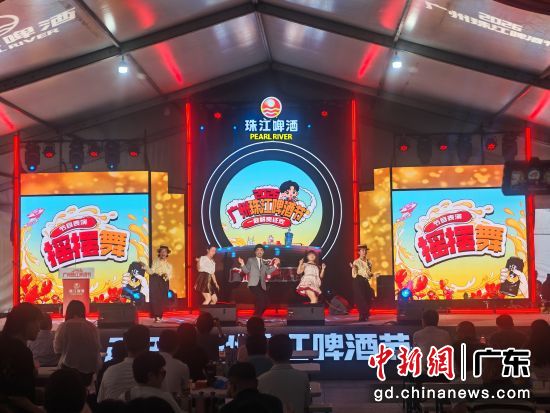 2026广州珠江啤酒节17日晚开幕,这场“鲜爽啤酒+多元业态+万人音乐现场”的夏日盛会,为广州夏日夜间经济注入活力。潘俊林 摄 2026广州珠江啤酒节17日晚开幕,这场“鲜爽啤酒+多元业态+万人音乐现场”的夏日盛会,为广州夏日夜间经济注入活力。潘俊林 摄