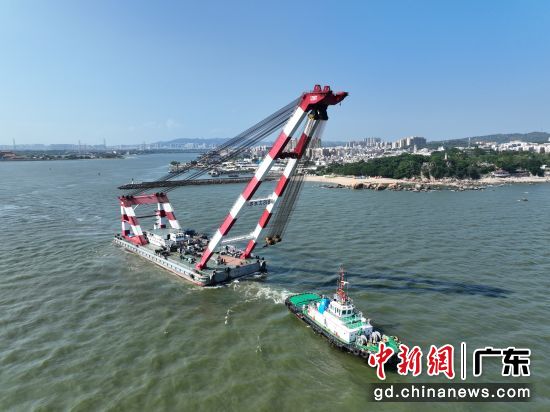 汕头海事部门引导辖区施工船舶前往防台锚地避风。王帅摄 汕头海事部门引导辖区施工船舶前往防台锚地避风。王帅摄
