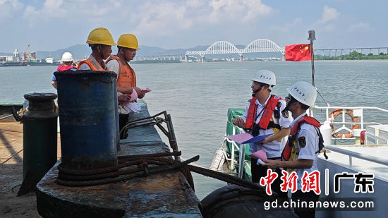 汕头海事执法人员对在港船舶开展防台提醒。李博荣摄 汕头海事执法人员对在港船舶开展防台提醒。李博荣摄