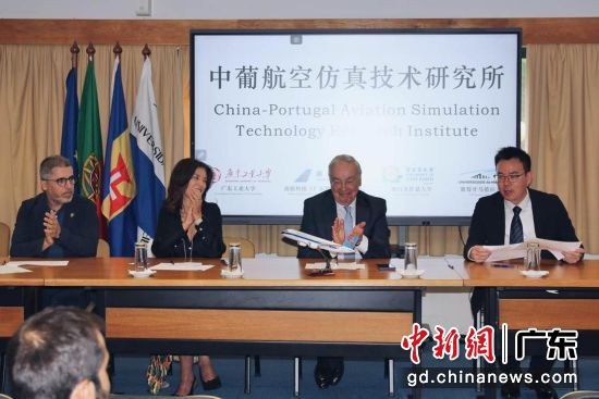 战略合作协议签署仪式现场。广东工业大学 供图 战略合作协议签署仪式现场。广东工业大学 供图