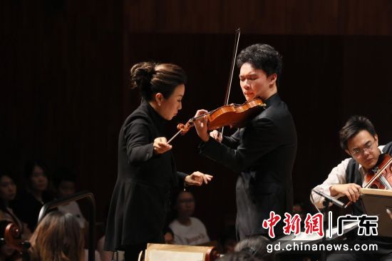 景焕执棒广青交与小提琴家章奥哲在广青交2025-2026乐季闭幕式音乐会。许磊 摄 景焕执棒广青交与小提琴家章奥哲在广青交2025-2026乐季闭幕式音乐会。许磊 摄