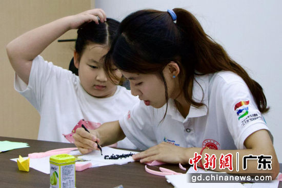 团队成员指导青少年制作手工 李灏文 摄 团队成员指导青少年制作手工 李灏文 摄