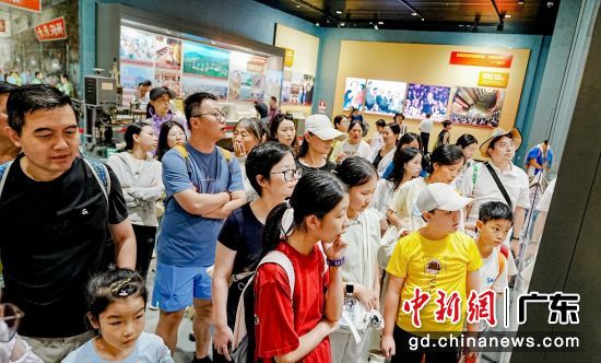 参观广东改革开放40周年展览。主办方供图 参观广东改革开放40周年展览。主办方供图