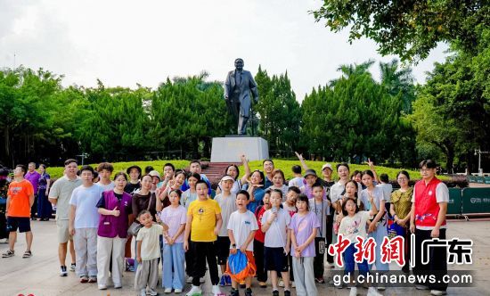 深港少年登上莲花山。主办方供图 深港少年登上莲花山。主办方供图