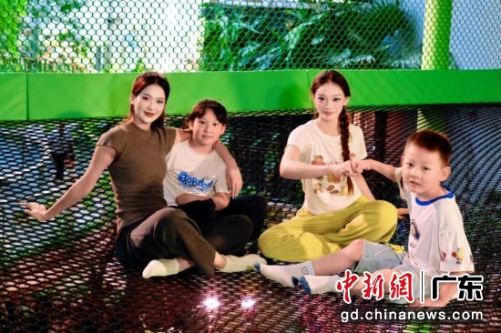 游客体验打卡雨林方舟探索营。景区 供图 游客体验打卡雨林方舟探索营。景区 供图