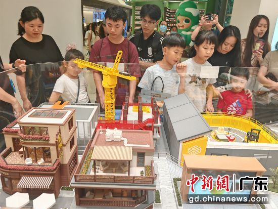 8��14�գ�ȫ�����Ѽ�3D��ӡ�豸��ͷ��ҵ����Ƽ������׼�������������컷�㳡��ҵ��ͼΪ���������߱����ڵ�3D��ӡ����΢��ģ��ɳ������������ ��