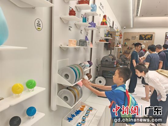 8��14�գ�ȫ�����Ѽ�3D��ӡ�豸��ͷ��ҵ����Ƽ������׼�������������컷�㳡��ҵ��ͼΪ�����߱����ڵ�3D��ӡ��Ʒǽ���������� ��