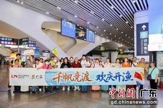 准备出发的广州游客。李志强 摄 准备出发的广州游客。李志强 摄