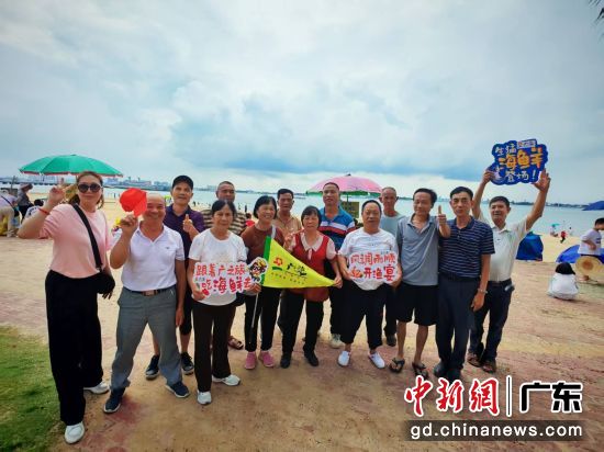 来到海边的游客。张庆荣 摄 来到海边的游客。张庆荣 摄