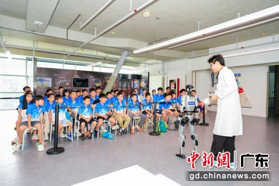 营员在深圳体验科创魅力。主办方供图 营员在深圳体验科创魅力。主办方供图
