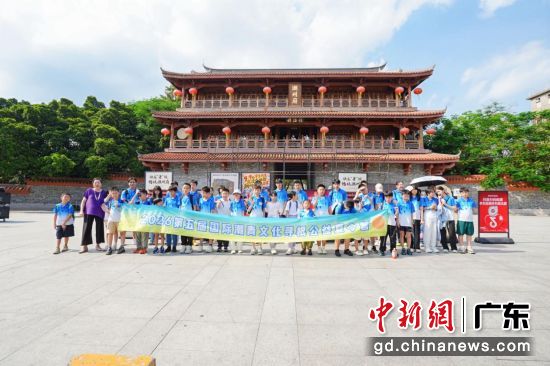 营员们踏访潮汕大地。主办方供图 营员们踏访潮汕大地。主办方供图