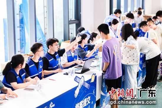 新生报到。深圳理工大学供图 新生报到。深圳理工大学供图