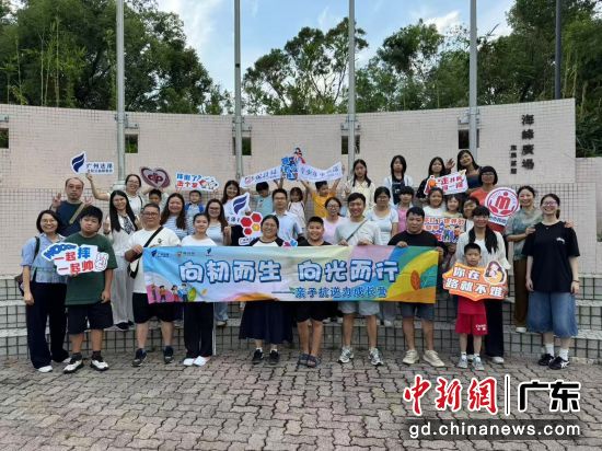 参加活动人士合影。广州市法泽社会工作服务中心 供图 参加活动人士合影。广州市法泽社会工作服务中心 供图