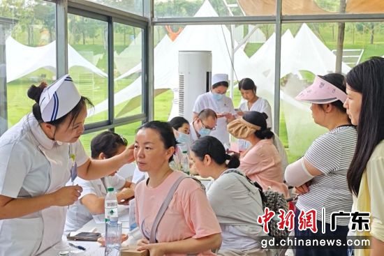 中医师现场义诊。马岭观花植物园 供图 中医师现场义诊。马岭观花植物园 供图