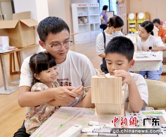 图为亲子家庭现场制作手工。主办方 供图 图为亲子家庭现场制作手工。主办方 供图