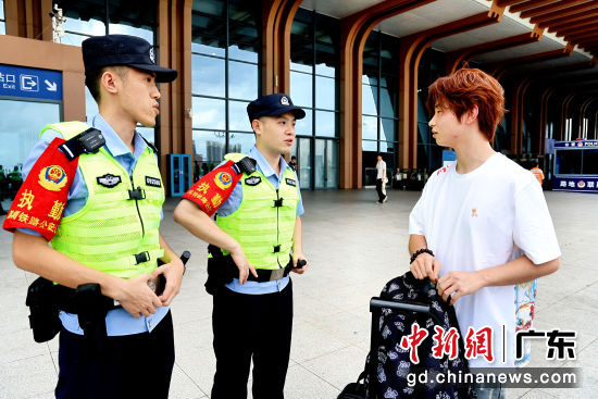 东莞南站派出所重拳整治铁路沿线无人机"黑飞"(通讯员供图) 东莞南站派出所重拳整治铁路沿线无人机"黑飞"(通讯员供图)