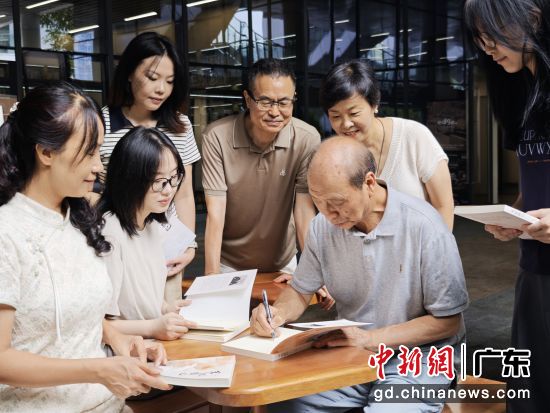 王胜之为读者签名。受访者供图 王胜之为读者签名。受访者供图
