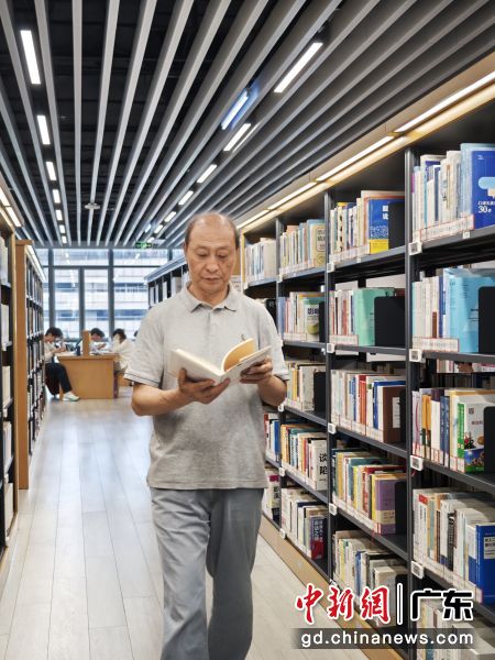 王胜之在图书馆。受访者供图 王胜之在图书馆。受访者供图