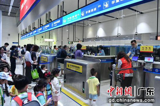 开设专用通道验放跨境学童。莲塘边检站供图 开设专用通道验放跨境学童。莲塘边检站供图