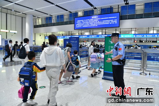 保障跨境学童优先、有序进入候检区域。莲塘边检站供图 保障跨境学童优先、有序进入候检区域。莲塘边检站供图
