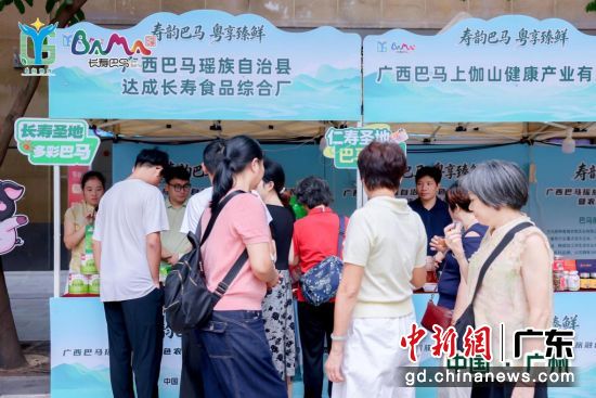 摊位前选购人流络绎不绝。主办方 供图 摊位前选购人流络绎不绝。主办方 供图