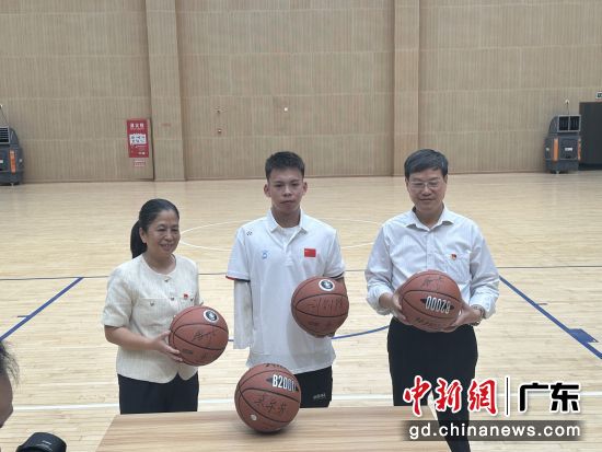 广东白云学院校长刘剑锋、党委书记龚华芳与张家城互换签名篮球。程思祁 摄 广东白云学院校长刘剑锋、党委书记龚华芳与张家城互换签名篮球。程思祁 摄