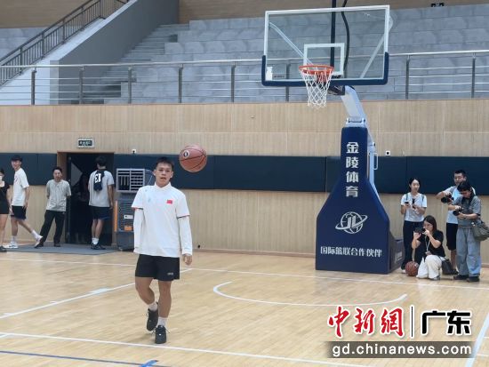 张家城现场展示了单手运球、投篮等篮球技术。程思祁 摄 张家城现场展示了单手运球、投篮等篮球技术。程思祁 摄