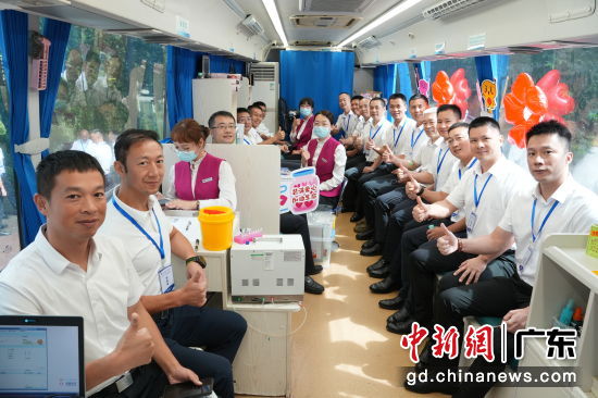 转业军人献血。主办方供图 转业军人献血。主办方供图