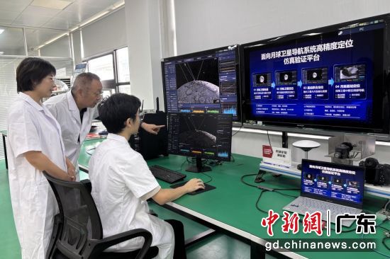 广东工业大学谢胜利教授深空智能探测团队研发的“月球卫星导航系统的高精度定位仿真验证平台”。广东工业大学供图 广东工业大学谢胜利教授深空智能探测团队研发的“月球卫星导航系统的高精度定位仿真验证平台”。广东工业大学供图