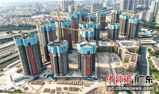 广东佛山南海大沥东秀商住地块项目A区首栋回迁楼主体结构顺利封顶。受访方 供图 广东佛山南海大沥东秀商住地块项目A区首栋回迁楼主体结构顺利封顶。受访方 供图
