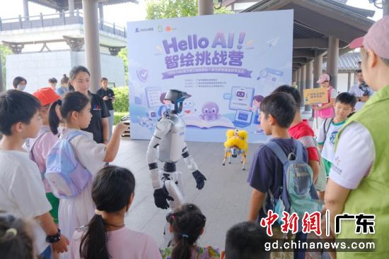 孩子们争相与机器人互动。李鸿哲 摄 孩子们争相与机器人互动。李鸿哲 摄