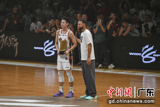 图为斯蒂芬·库里(右)为粤BA球员袁锦耀颁发MUP(Most Underrated Player,最被低估球员)奖杯。记者 陈骥旻 摄 图为斯蒂芬·库里(右)为粤BA球员袁锦耀颁发MUP(Most Underrated Player,最被低估球员)奖杯。记者 陈骥旻 摄
