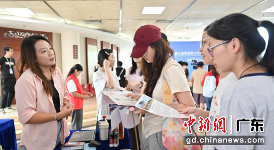 9月13日,第三届粤港澳大湾区博士博士后创新创业大赛复赛暨产才对接交流活动在广州中医药大学大学城校区举行。图为产才对接交流活动现场,用人单位工作人员(左)为学生介绍企业情况。记者 陈楚红 摄 9月13日,第三届粤港澳大湾区博士博士后创新创业大赛复赛暨产才对接交流活动在广州中医药大学大学城校区举行。图为产才对接交流活动现场,用人单位工作人员(左)为学生介绍企业情况。记者 陈楚红 摄