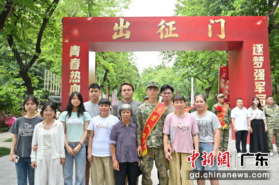 图为入伍新兵和家人合影。陈楚红 摄 图为入伍新兵和家人合影。陈楚红 摄