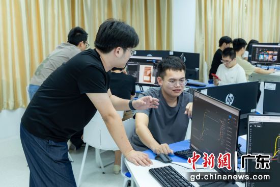 参会教师亲手完成教学智能体搭建、多模态教学素材生成等实操任务。广东创新科技职业学院供图 参会教师亲手完成教学智能体搭建、多模态教学素材生成等实操任务。广东创新科技职业学院供图