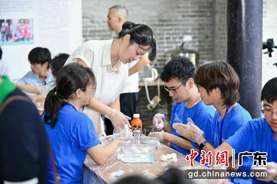 第十二届珠台高校文化交流营暨2026在珠高校两岸师生迎中秋交流活动现场。 珠海市台港澳事务局 供图 第十二届珠台高校文化交流营暨2026在珠高校两岸师生迎中秋交流活动现场。 珠海市台港澳事务局 供图