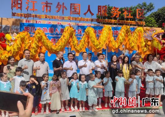 社区揭牌现场。主办方供图 社区揭牌现场。主办方供图